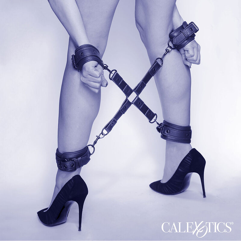 CALEXOTICS - NOCTURNAL CONECTOR HOG TIE CUERO AJUSTABLE NEGRO 2 CALEXOTICS - NOCTURNAL CONECTOR HOG TIE CUERO AJUSTABLE NEGRO - Imagen 2